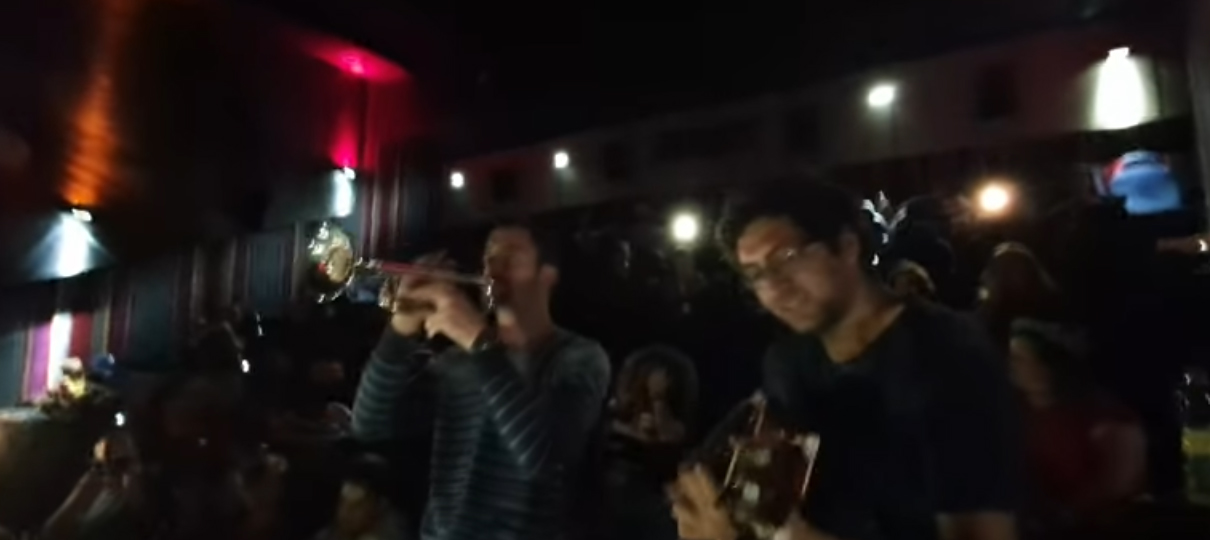 Vingadores: Ultimato | Fãs apresentam tema da equipe ao vivo em cinema dos EUA