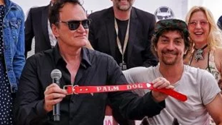 Quentin Tarantino recebe prêmio por melhor atuação canina em Era Uma Vez em Hollywood