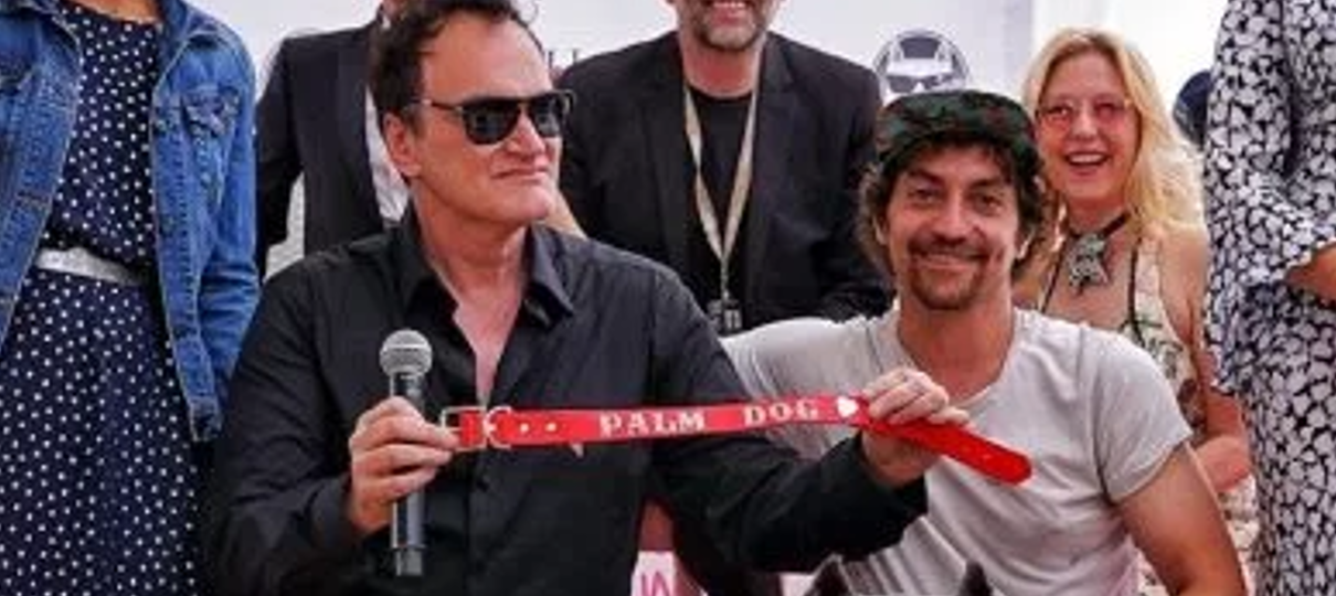 Quentin Tarantino recebe prêmio por melhor atuação canina em Era Uma Vez em Hollywood
