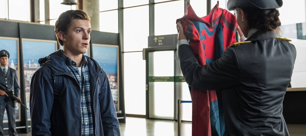 Peter Parker é revistado no aeroporto em nova imagem de Homem-Aranha: Longa de Casa