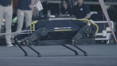 Robô quadrupede arrasta avião de três toneladas em teste