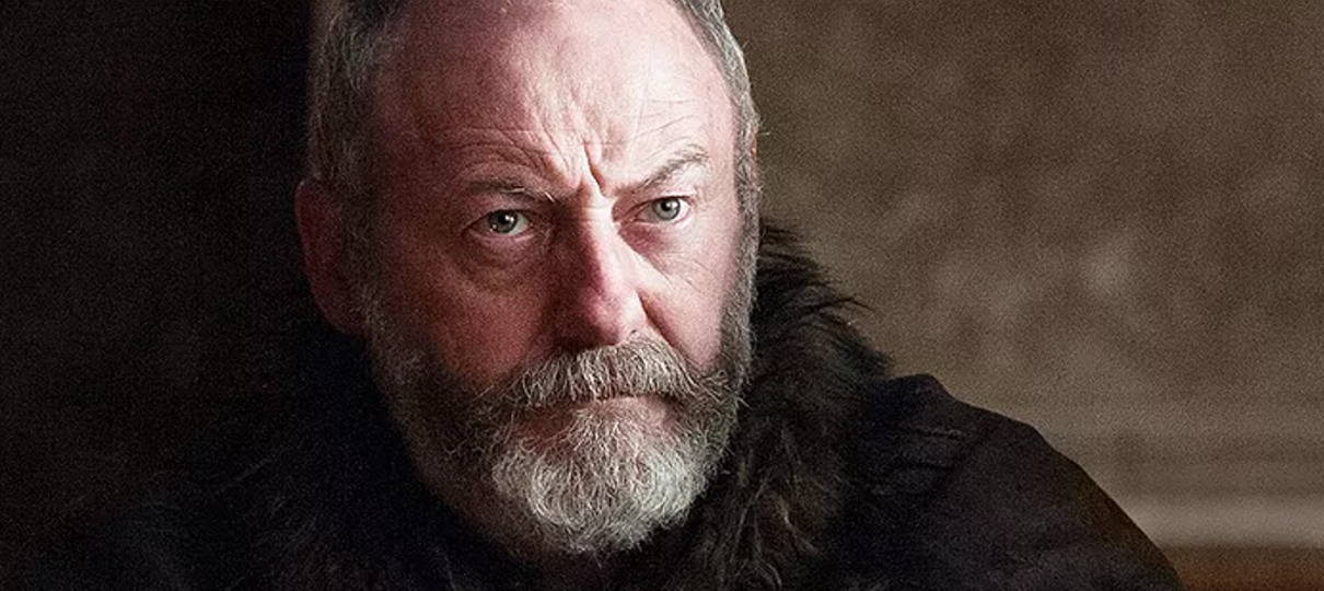"A Emilia bebe café demais", diz Liam Cunningham sobre o copo em Game of Thrones