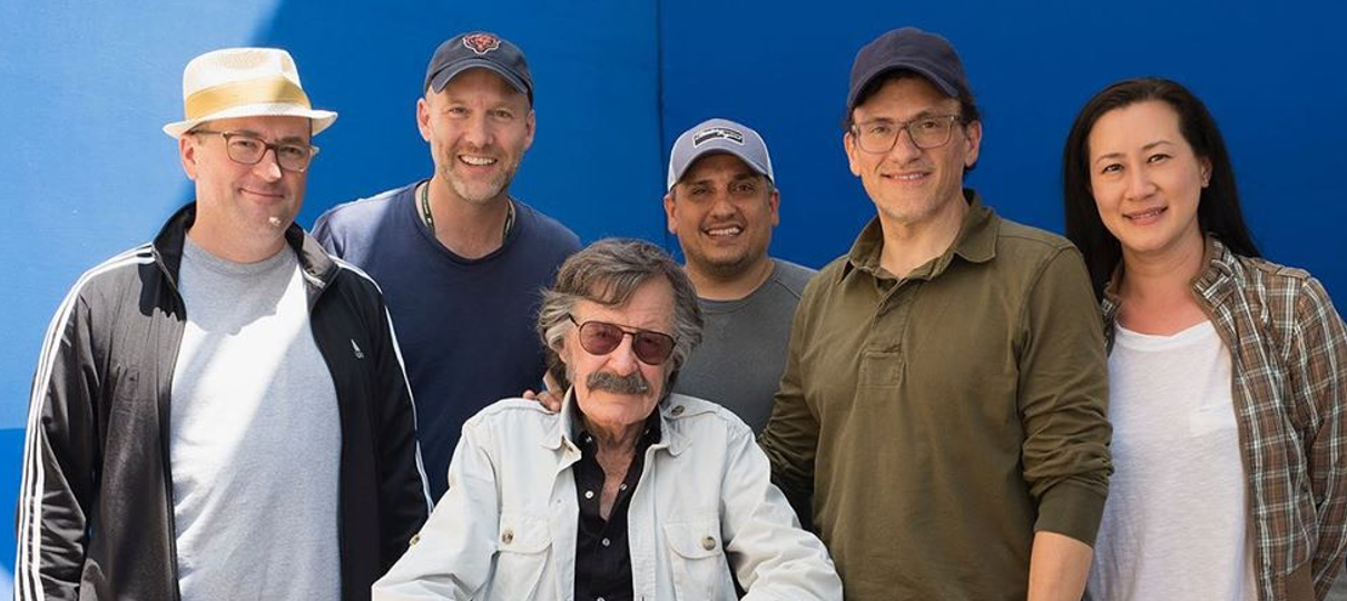 Irmãos Russo publicam foto com Stan Lee no set de Vingadores: Ultimato