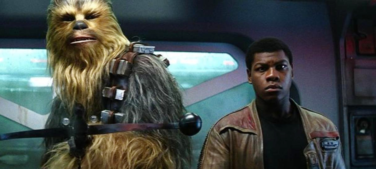 John Boyega homenageia Peter Mayhew: "conviver com o seu incrível coração foi ainda melhor"