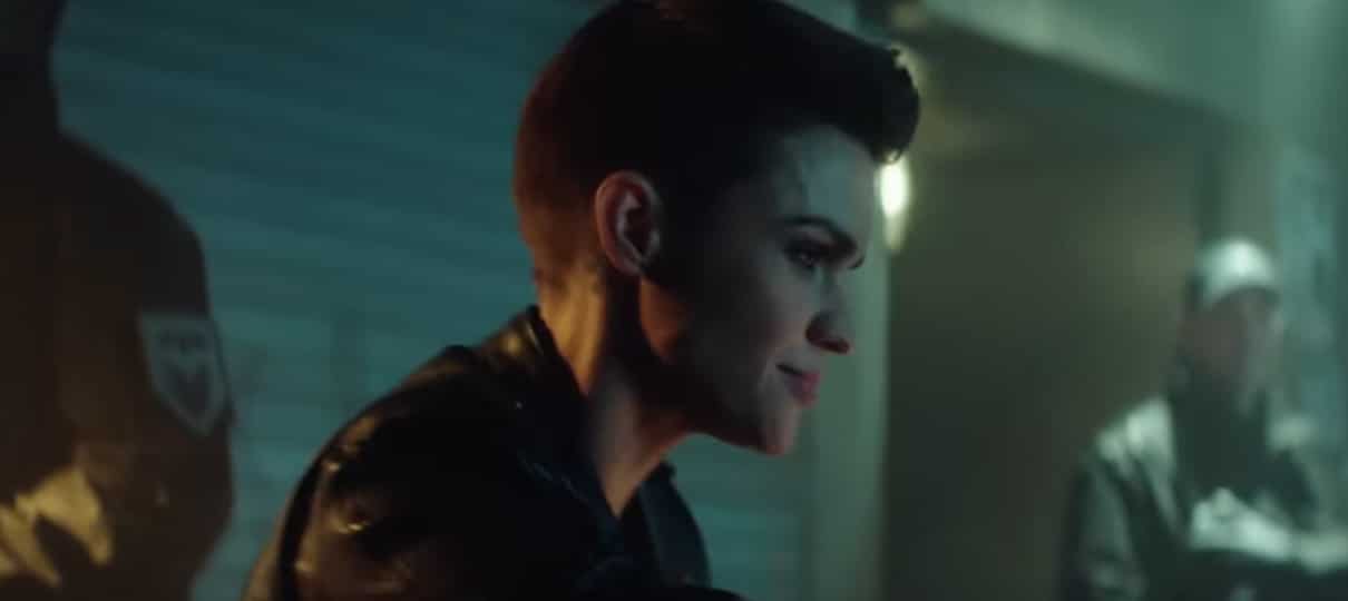 Batwoman | Kate Kane ajuda cidadã de Gotham em teaser da série