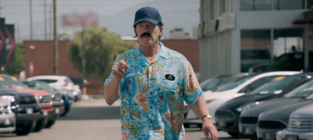 Schwarzenegger tenta se passar por vendedor de carros, mas não engana ninguém