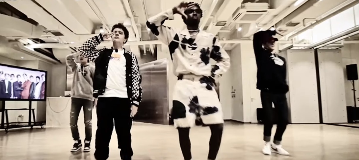 Membros do grupo de k-pop EXO ensinam passos para elenco de Stranger Things em teaser