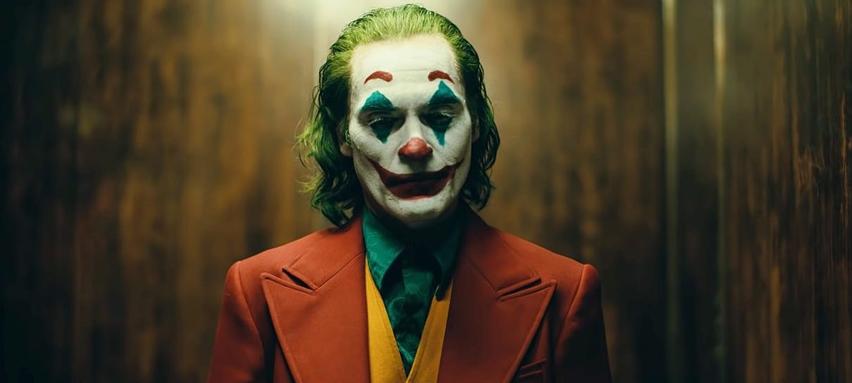 Homem vestido de Coringa é perseguido pela polícia nos EUA