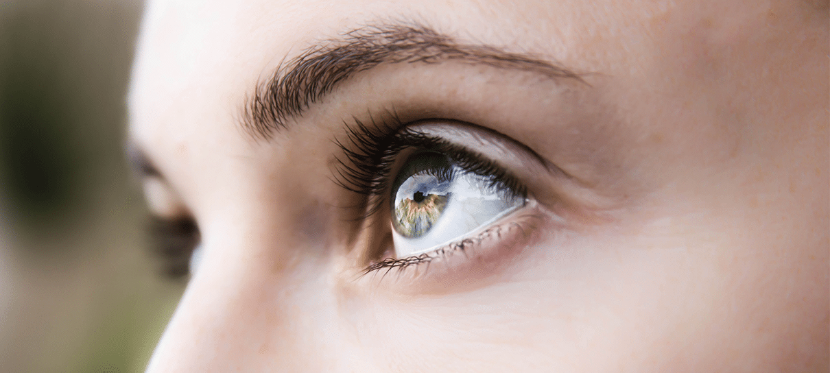 Cientistas criam lentes de contato que dão zoom ao piscar