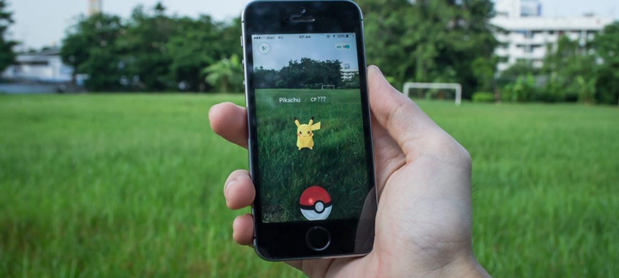 Nova York Eua Novembro De 2020 : Mãos Seguram Um Smartphone Para Jogar  Pokemon. Sobre Um Fundo Desfocado Uma Grande Tela Com O Jog Video Estoque -  Vídeo de verde, telefone: 209558267