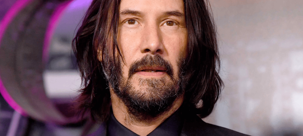 Keanu Reeves aparece barbudo e de moicano em set de filmagens de Bill & Ted 3