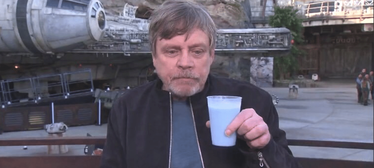 Mark Hamill aprova o leite azul do parque de Star Wars