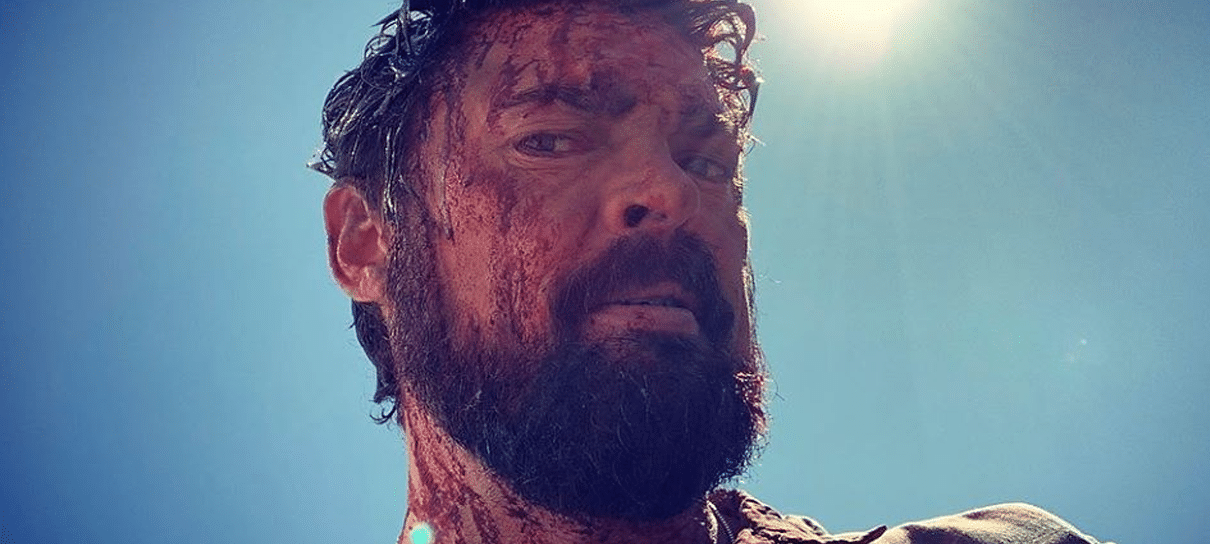 Karl Urban está coberto de sangue em foto da segunda temporada de The Boys