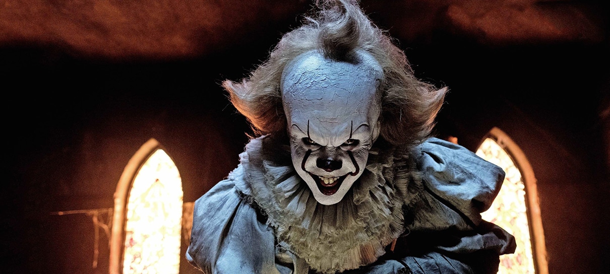 Bill Skarsgård, o Pennywise de It: A Coisa, ensina como fazer o sorriso do palhaço