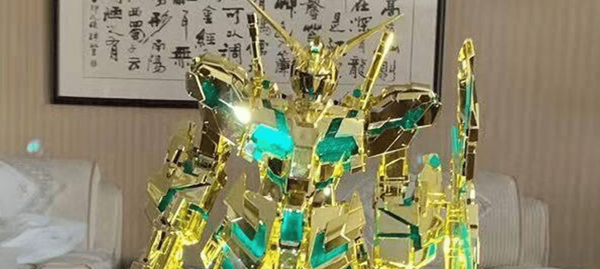 Bandai presenteia polícia de Xangai com Gundam folheado a ouro