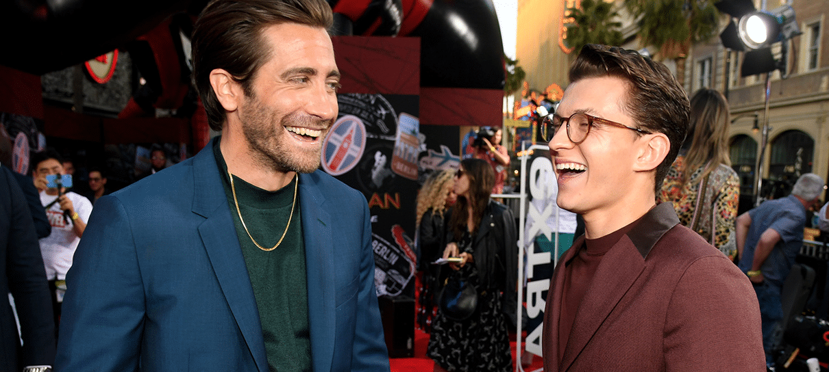 Jake Gyllenhaal e Tom Holland têm um ataque de riso nos bastidores de Longe de Casa