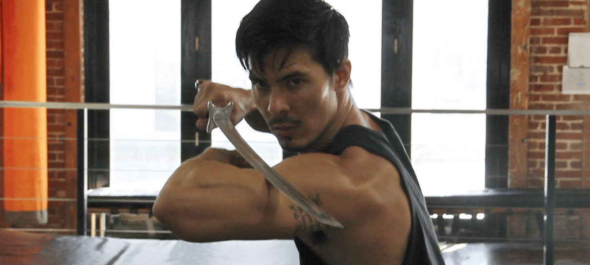 Lewis Tan publica foto de bastidores do filme de Mortal Kombat