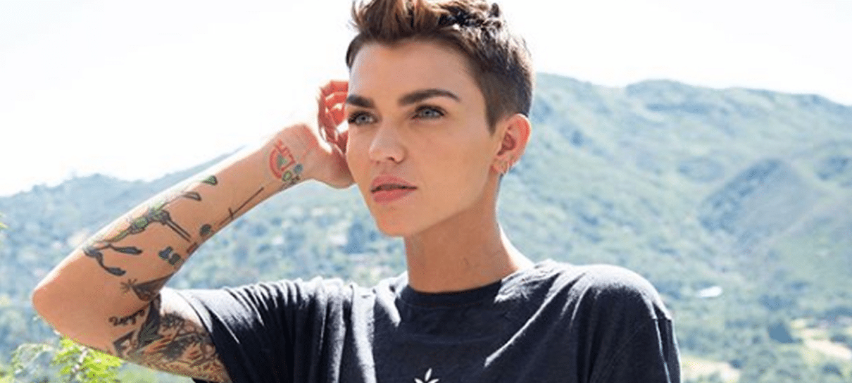 Ruby Rose, de Batwoman, fez cirurgia na coluna após acidente em set de filmagens