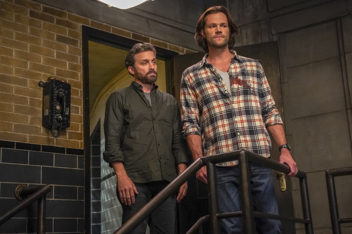 Supernatural -- "The Trap" -- Image Number: SN1509A_0072bc.jpg -- Pictured (L-R): Rob Benedict as Chuck and Jared Padalecki as Sam -- Photo: Colin Bentley/The CW -- © 2020 The CW Network, LLC. All Rights Reserved.