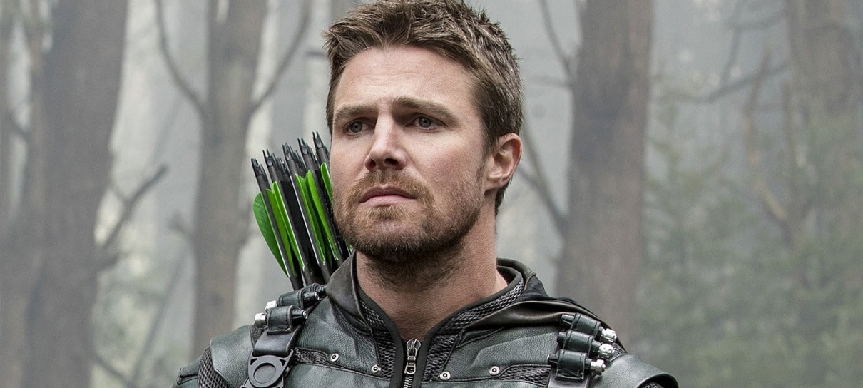 Arrowverse | Stephen Amell terminou de gravar o crossover