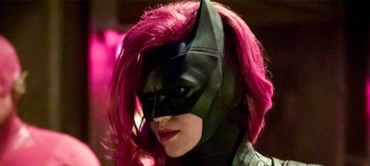 Arrowverse | Fotos dos bastidores do crossover revelam momento descontraído do elenco