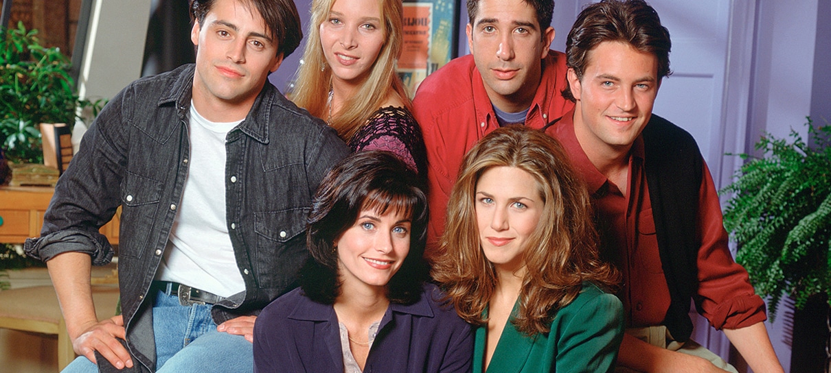 Jennifer Aniston publica primeira foto com elenco de Friends desde 2004