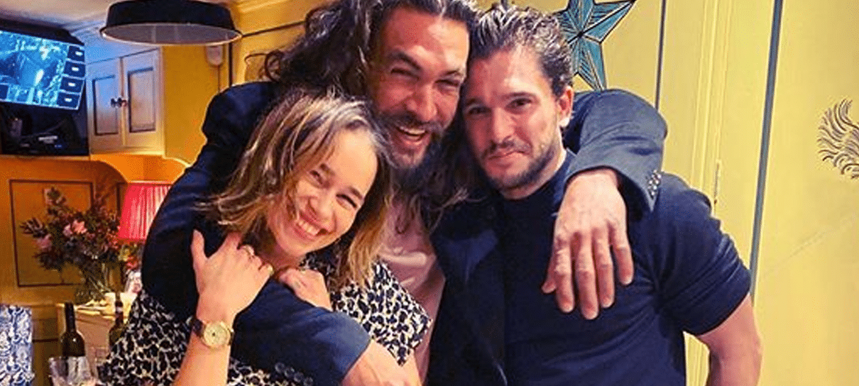 Emilia Clarke publica foto com Jason Momoa e Kit Harrington