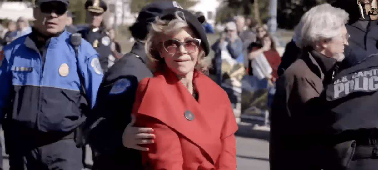 Jane Fonda aceita prêmio do BAFTA enquanto é presa em protesto