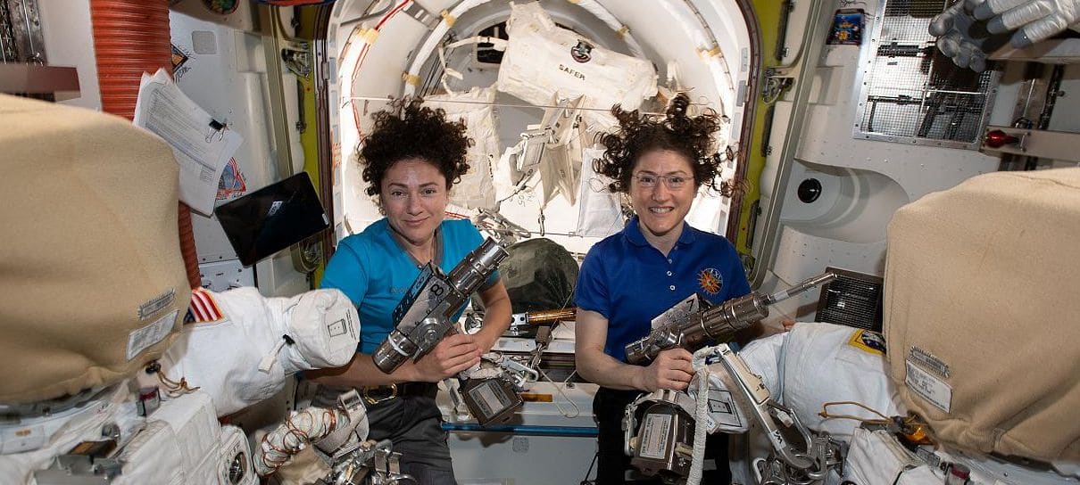 NASA faz primeira caminhada espacial só com astronautas mulheres