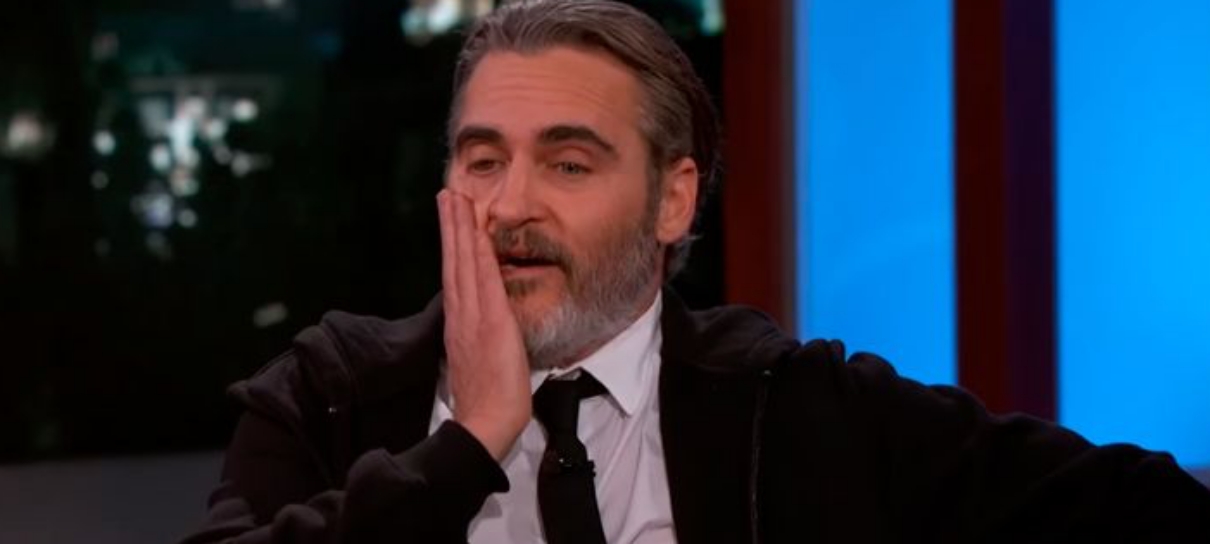 Coringa | Joaquin Phoenix fica com vergonha ao assistir vídeo surtando no set