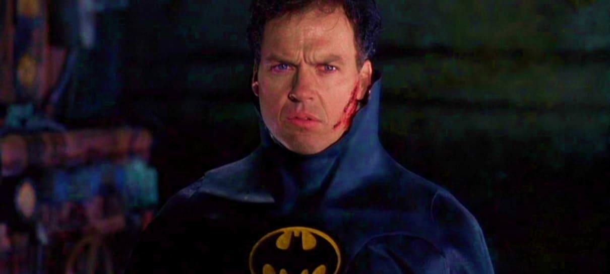 Batman de Michael Keaton ganha referência em Crise nas Infinitas Terras