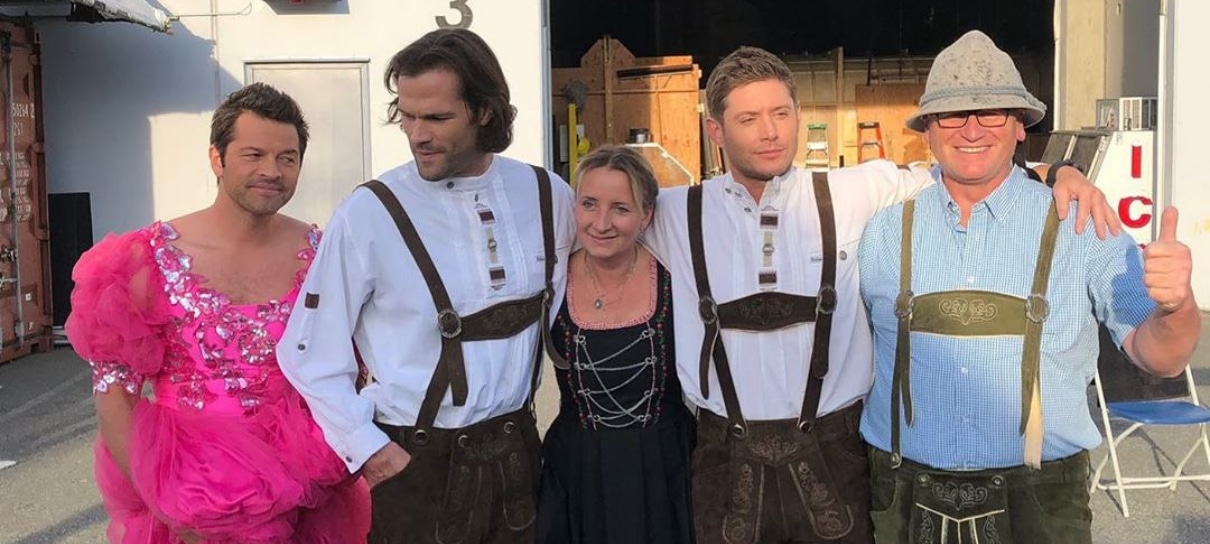 Elenco de Supernatural brinca de torta na cara para caridade