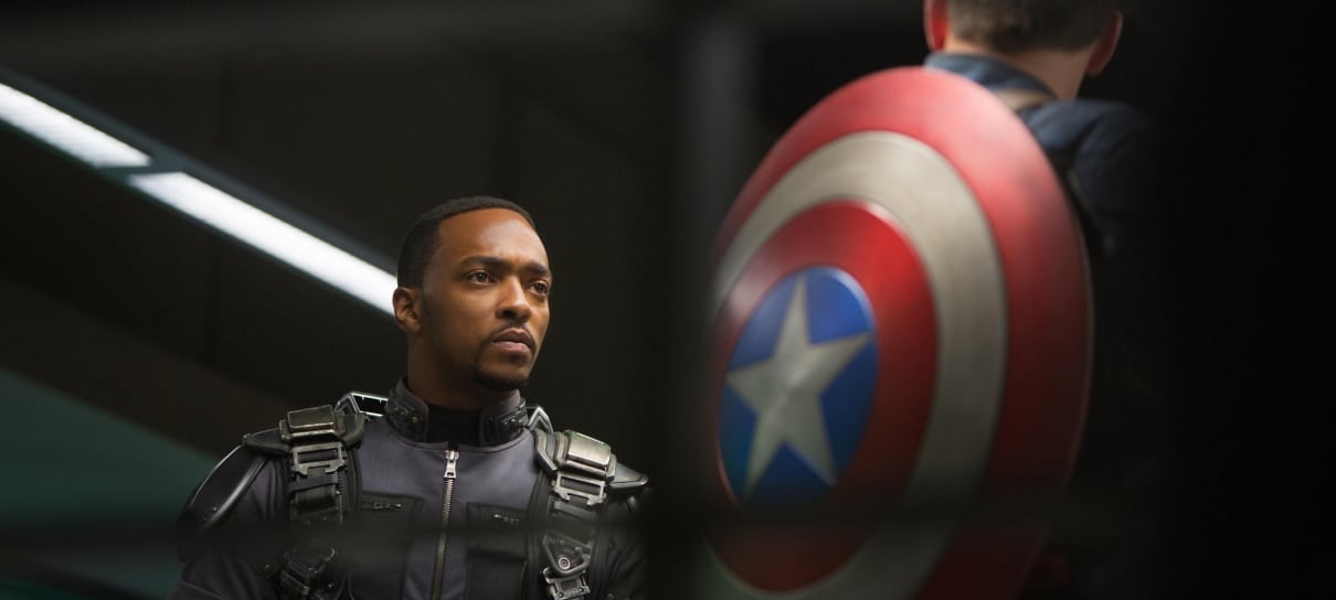 Anthony Mackie está emocionado por continuar o legado do Capitão América