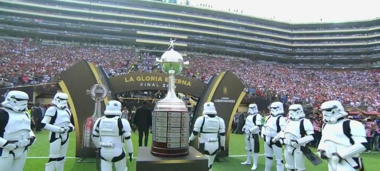 Stormtroopers escoltam a taça da Copa Libertadores