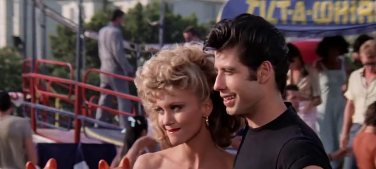 John Travolta e Olivia Newton-John usam figurino clássico de Grease em evento