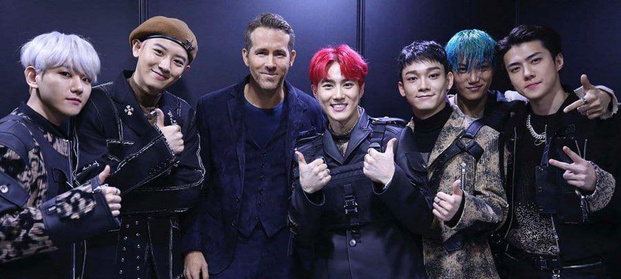 Ryan Reynolds publica foto com EXO e brinca: "Faço parte do grupo"