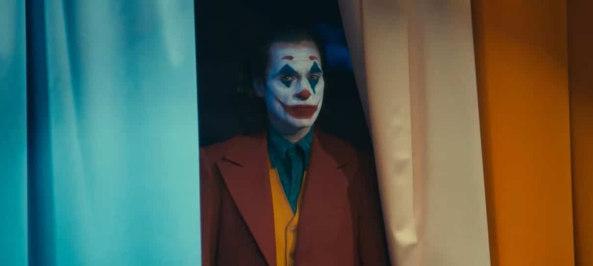 Coringa | Joaquin Phoenix tenta surpreender em versões alternativas de uma das cenas