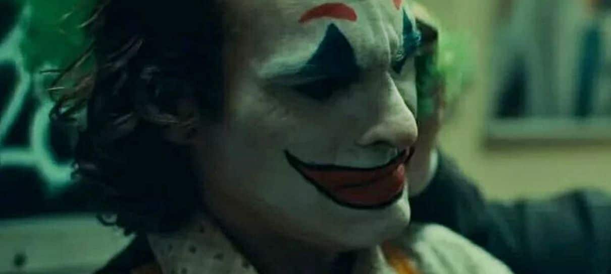 Coringa | Todd Phillips elogia imprevisibilidade de Joaquin Phoenix em vídeo