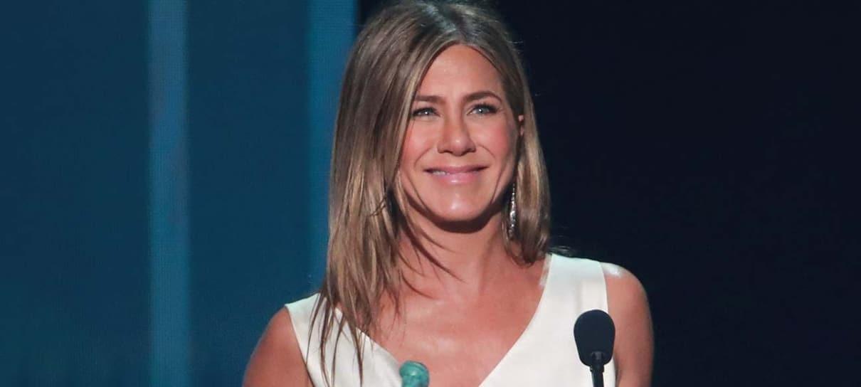 Jennifer Aniston cutuca premiações por esnobarem Adam Sandler