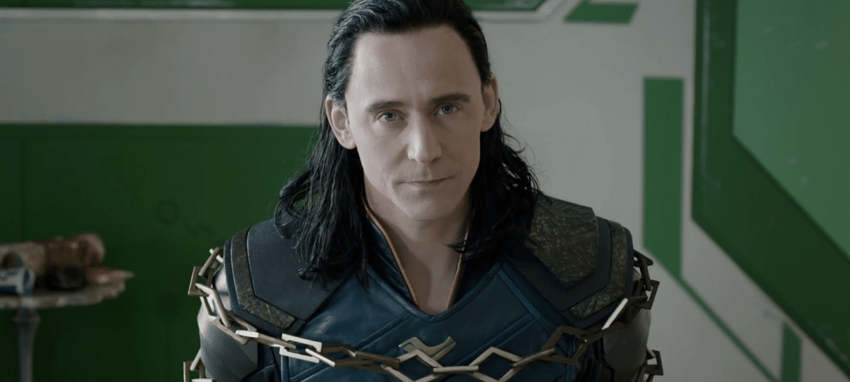 Tom Hiddleston publica vídeo treinando - e falhando - em bastidores de Loki
