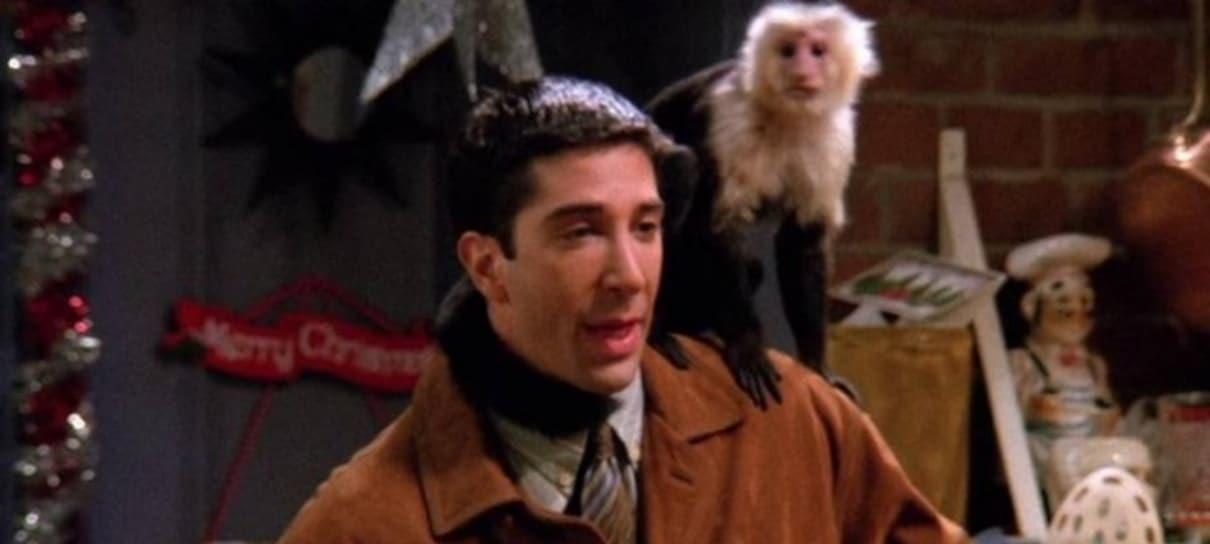 Macaco interrogado no curta de David Lynch é o mesmo de Friends