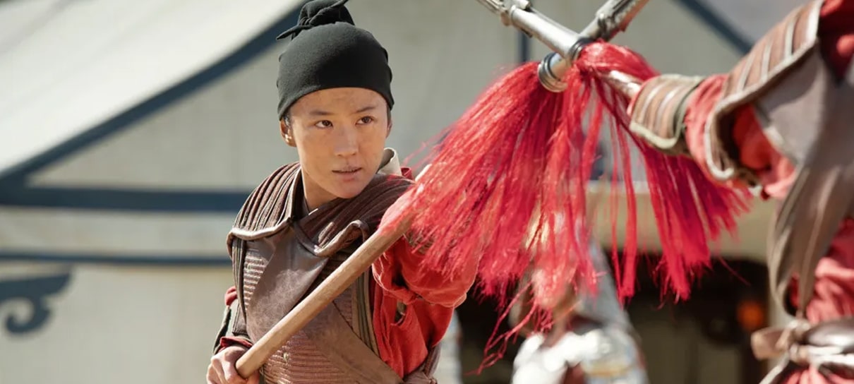 Mulan aparece lutando com lança em nova imagem do filme