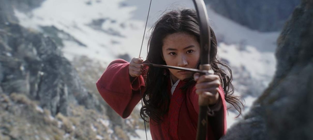 Diretora de Mulan justifica ausência de músicas: "Não cantamos quando vamos para guerra"