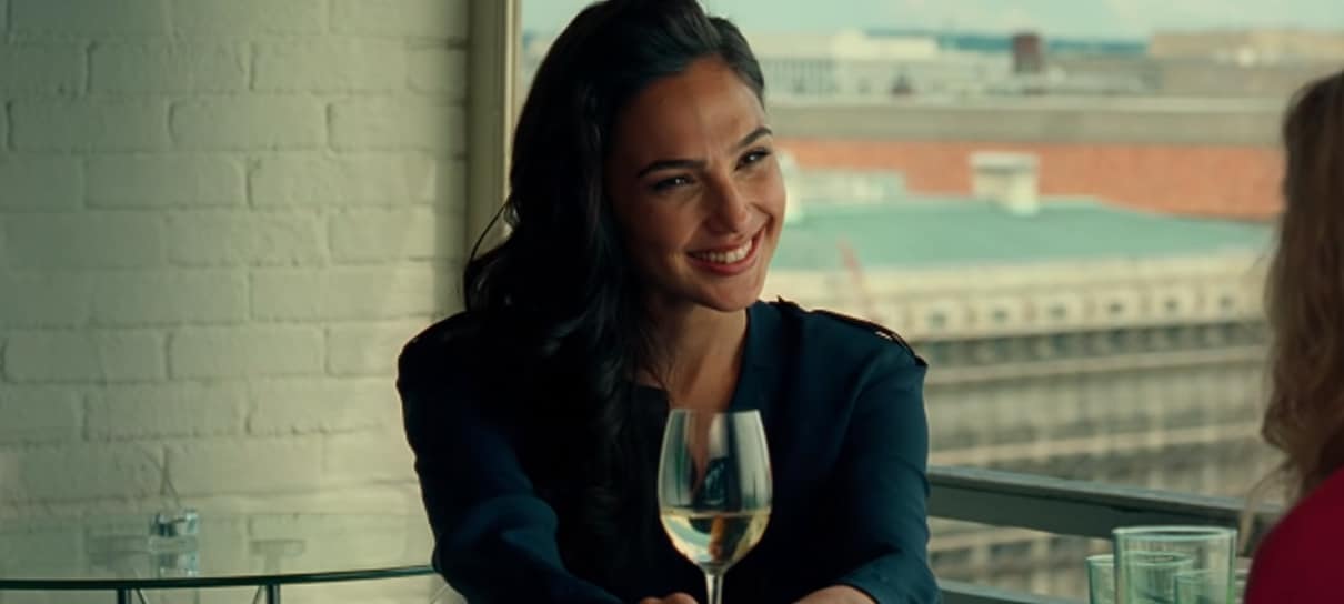 Mulher-Maravilha 1984 | Heroína mostra sua força em foto divertida