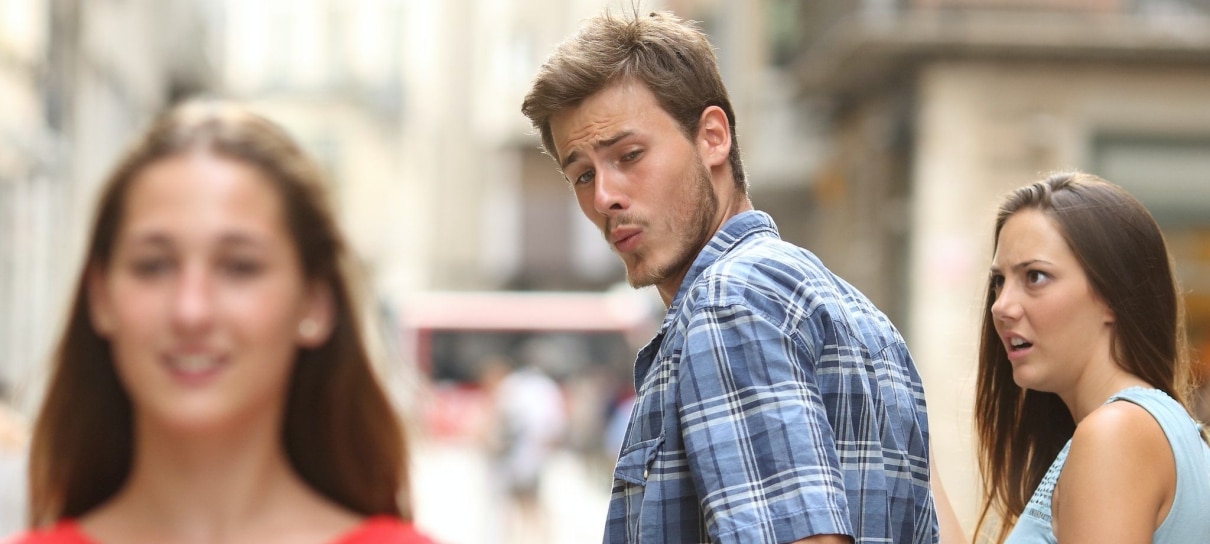 Lembra o meme do casal? Artista decidiu contar o resto da história