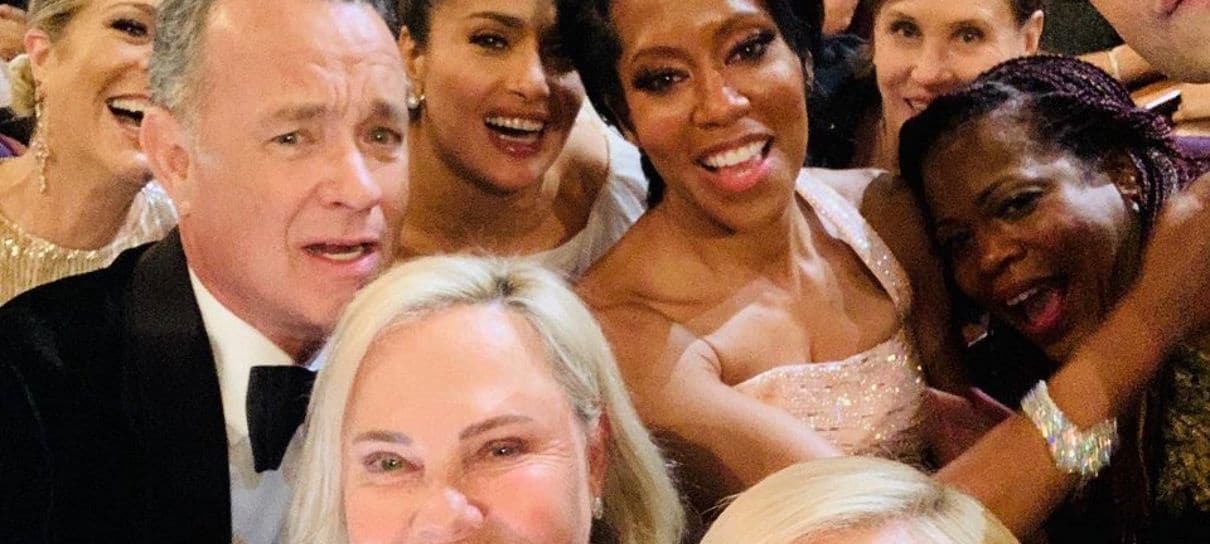 Charlize Theron reúne elenco de estrelas em selfie do Oscar 2020