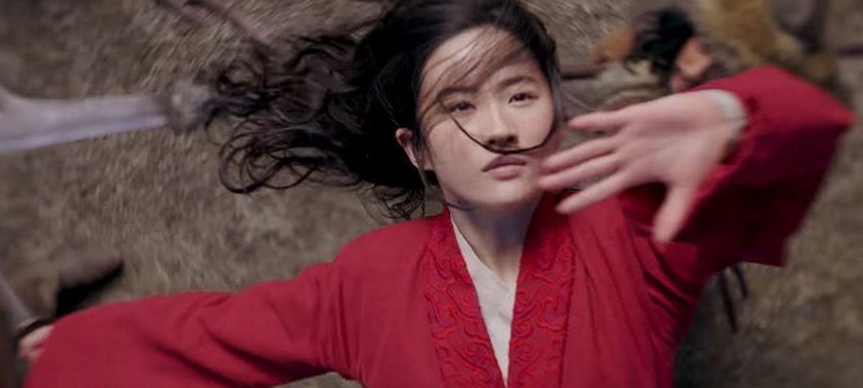 Mulan enfrenta os inimigos no campo de batalha em novo vídeo