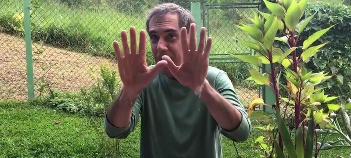 Arnaldo Antunes lava as mãos e canta música do Castelo Rá-Tim-Bum em vídeo