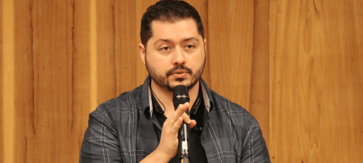Atila Iamarino é convidado do Roda Viva para falar sobre coronavírus