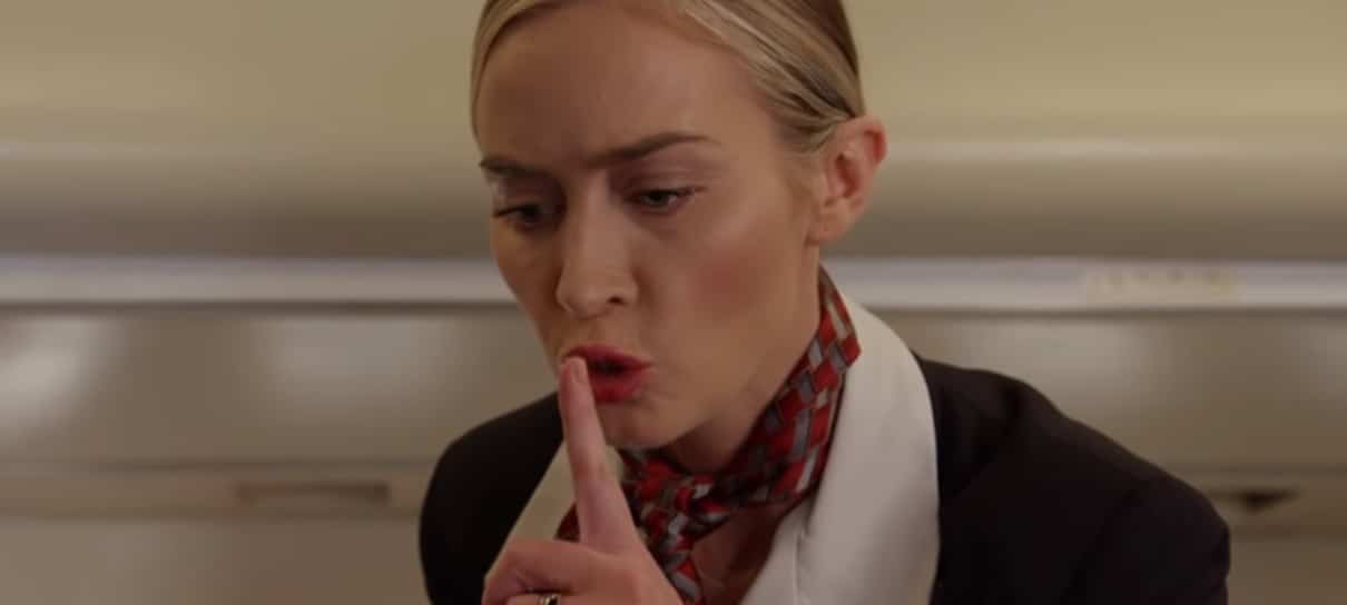 Emily Blunt é uma aeromoça irritada em vídeo zoeiro de Um Lugar Silencioso – Parte II